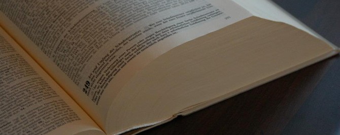 Aufgeschlagenes Gesetzbuch